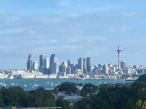 Modern apartment & harbour views, Auckland